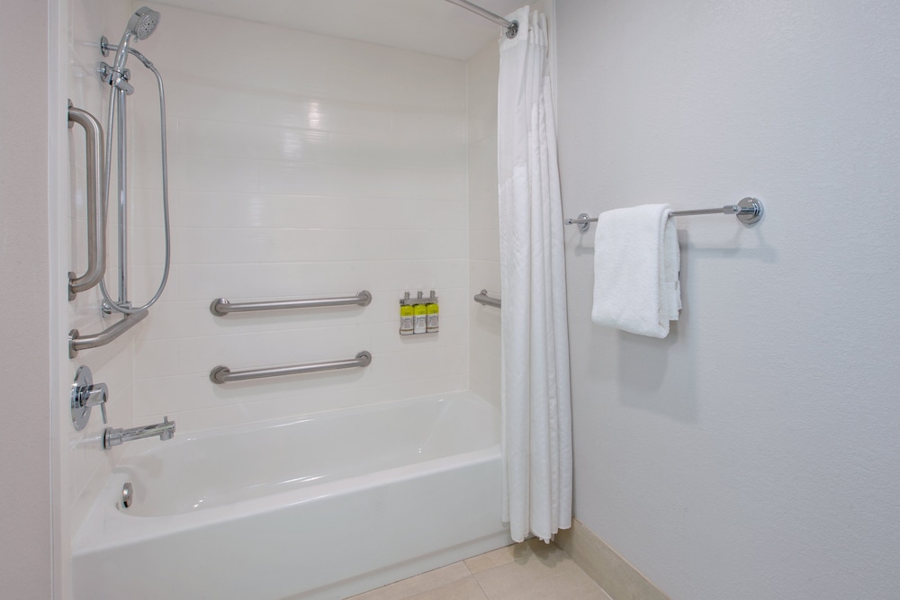 غرفة قياسية بسريرين كوين، Holiday Inn Express Fairfax - Arlington Boulevard 3/5