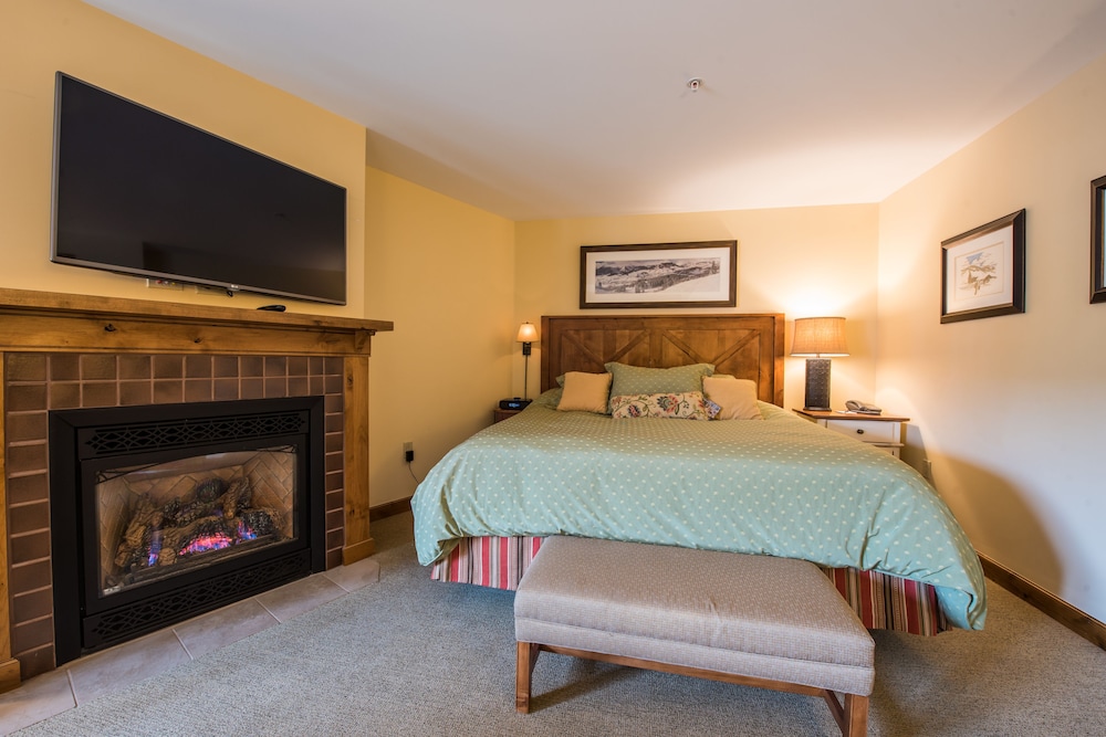 The Lodge At Mountaineer Square 7/34