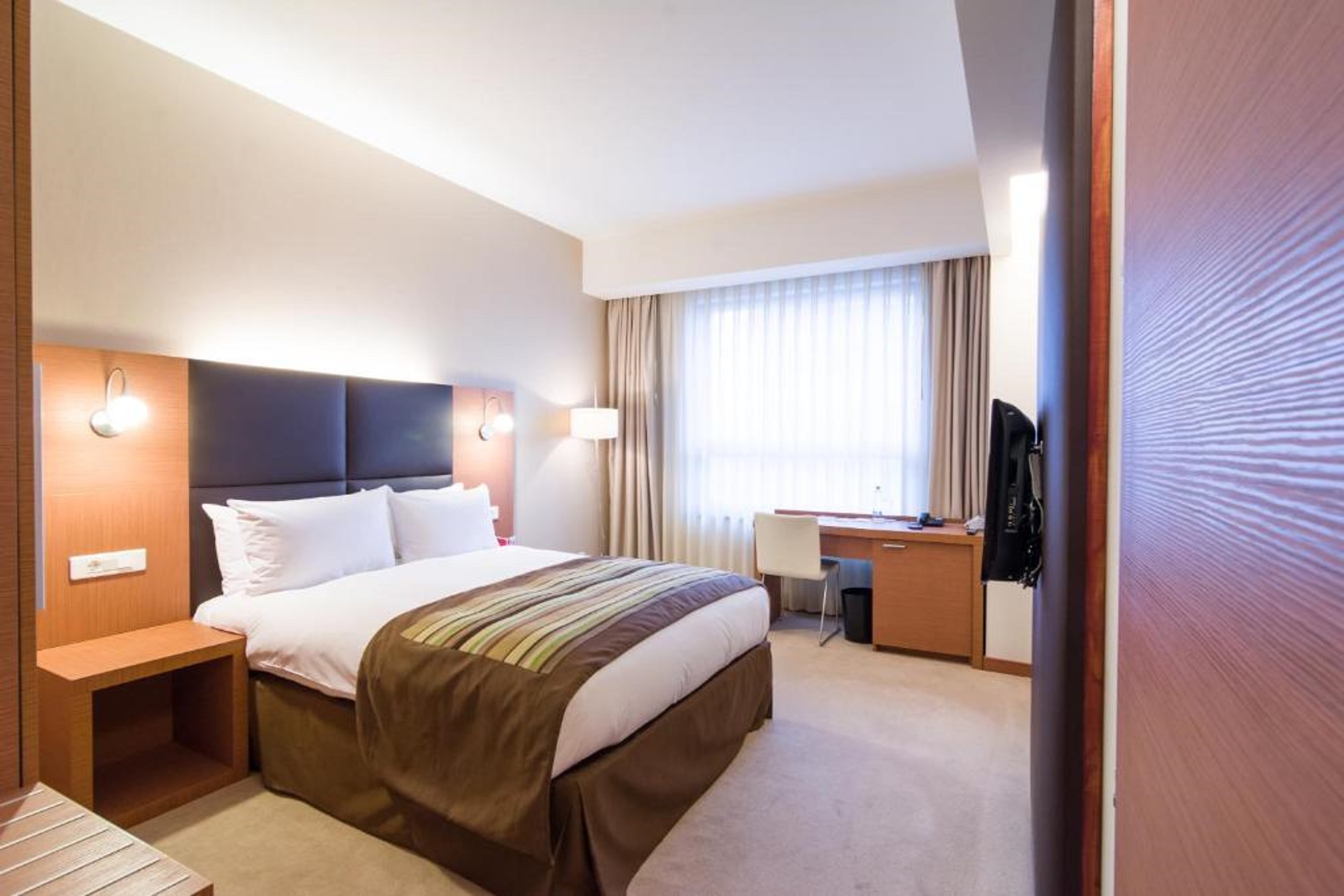 غرفة بسرير مزدوج