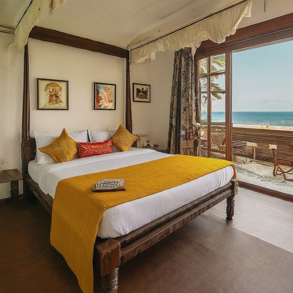 KOVALAM BEACH HOTEL 14/36