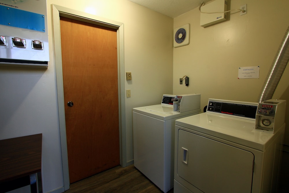 Super 8 by Wyndham Kelowna BC 18/38