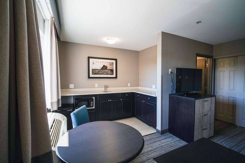 Best Western Plus Chocolate Lake Hotel 6/80