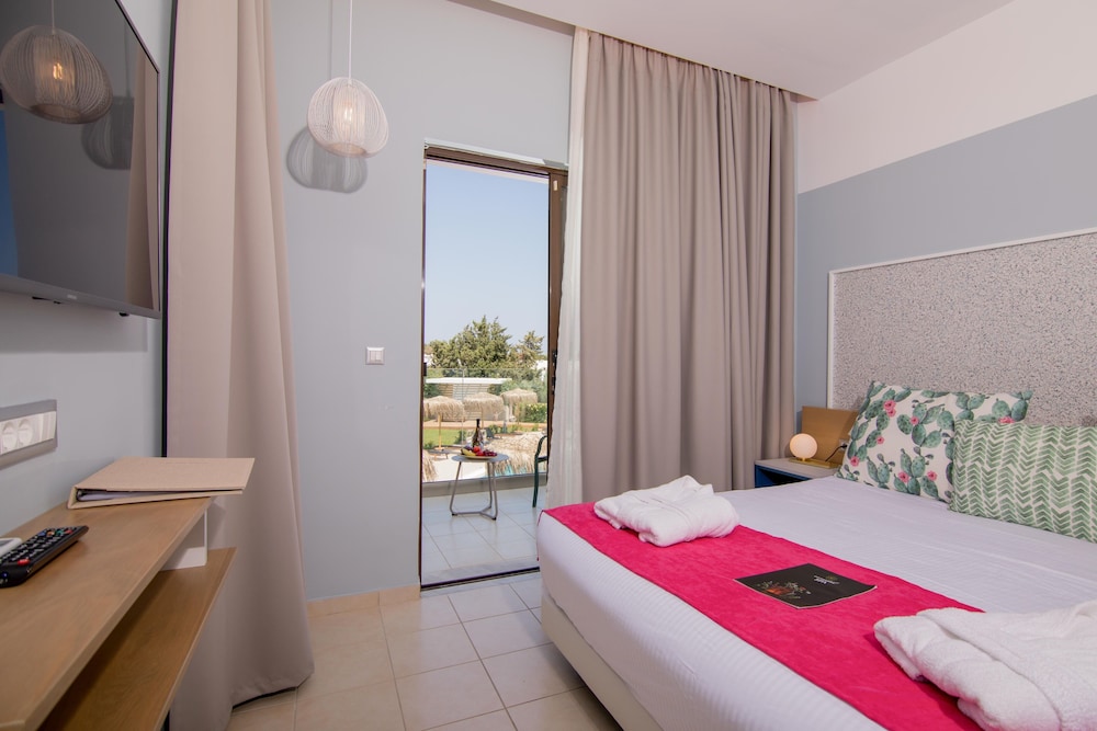 Deluxe, Double Bed, Garden or Pool View، Lindos Breeze Beach Hotel 2/10