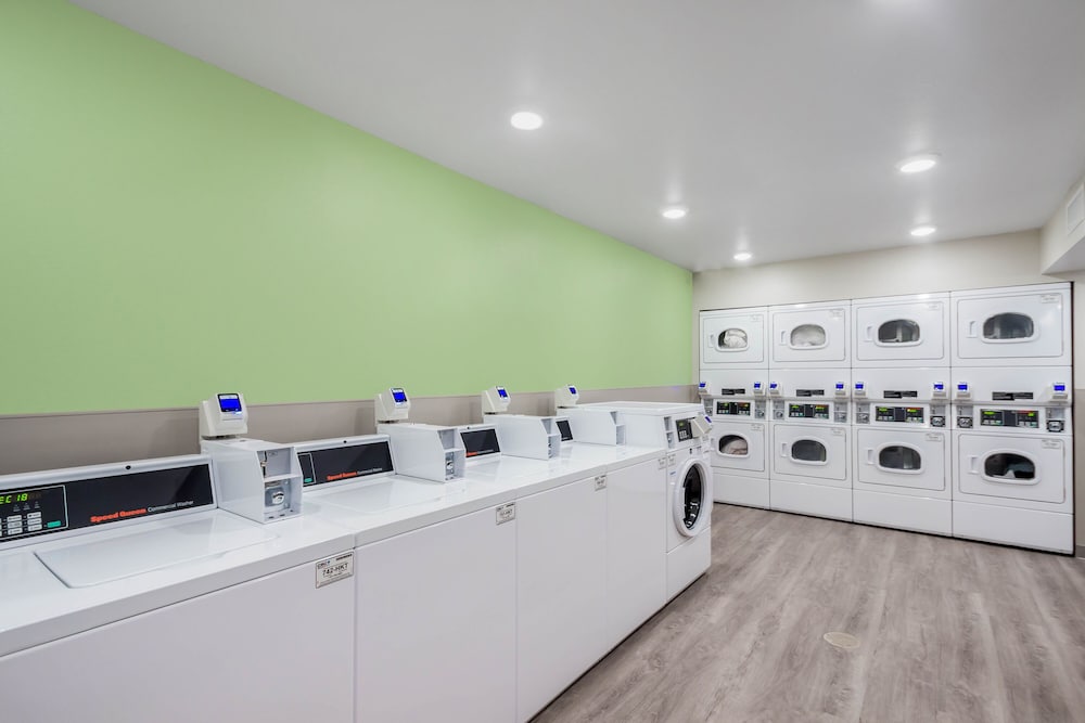 WoodSpring Suites Chicago Midway 26/32