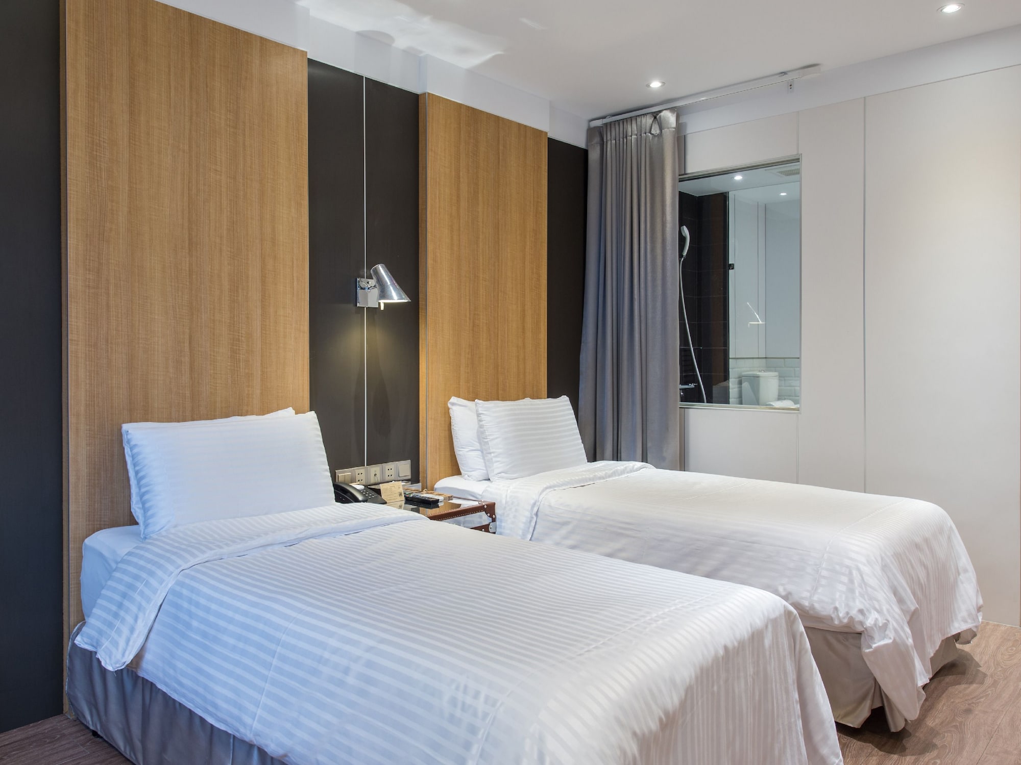 DELUXE, TWIN BEDS, BATHTUB
