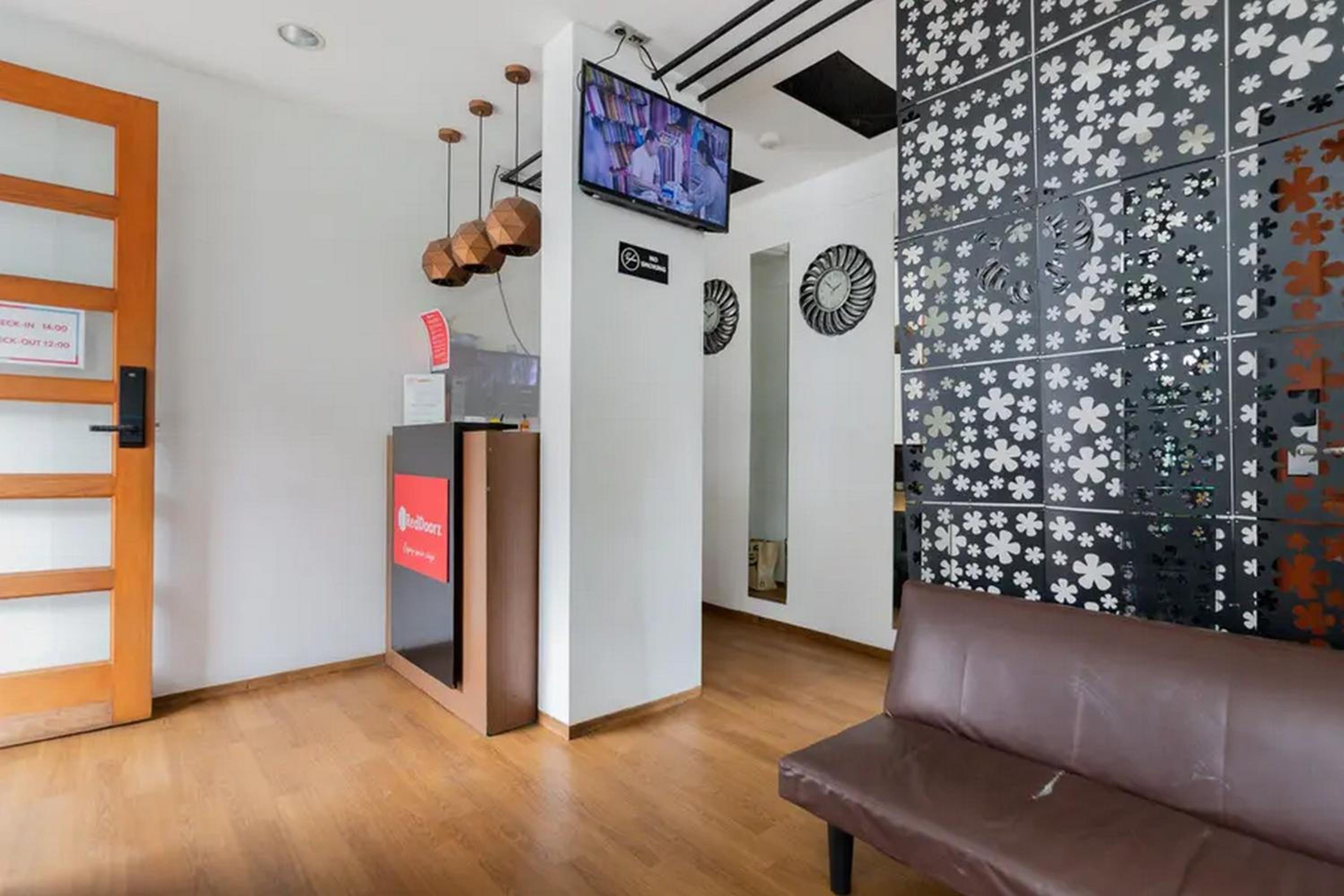 RedDoorz Plus near ICE BSD 2 3/42
