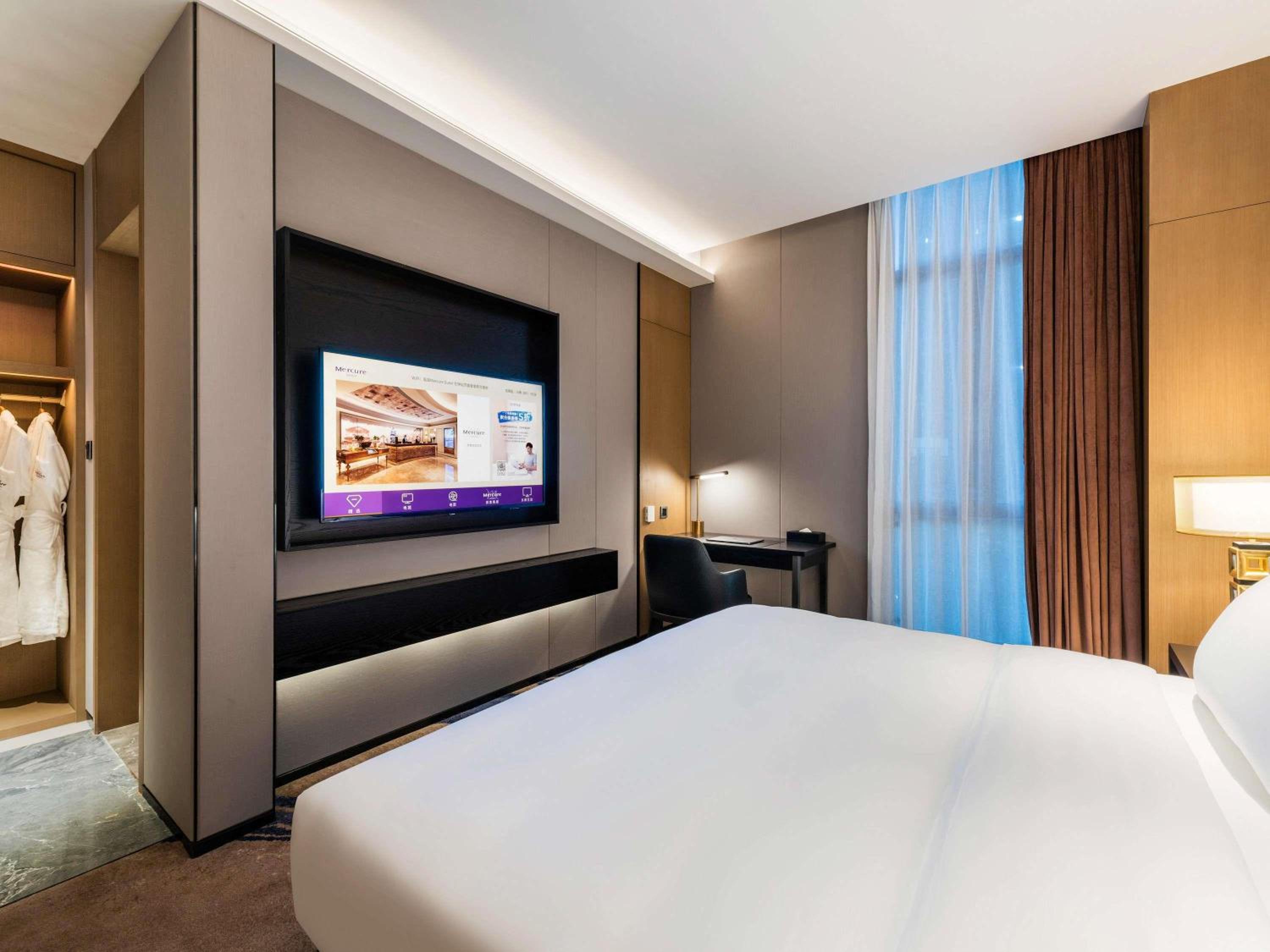 DELUXE, SUITE, KING BED