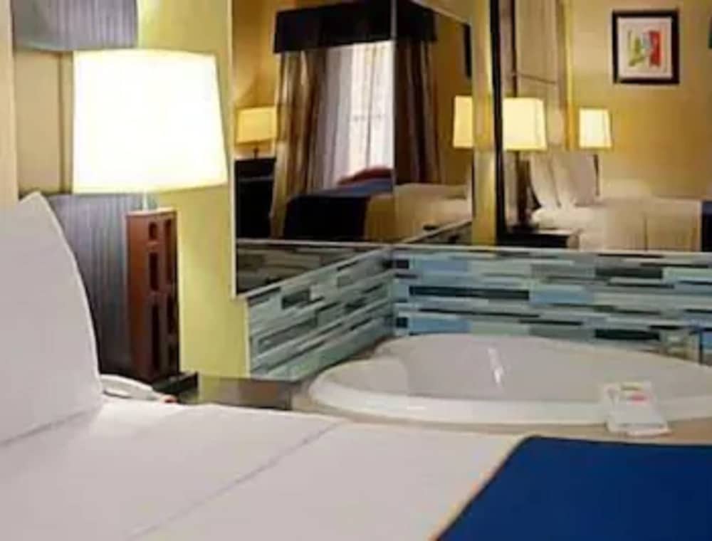 Super 8 by Wyndham Irving/DFW Apt/North 15/25