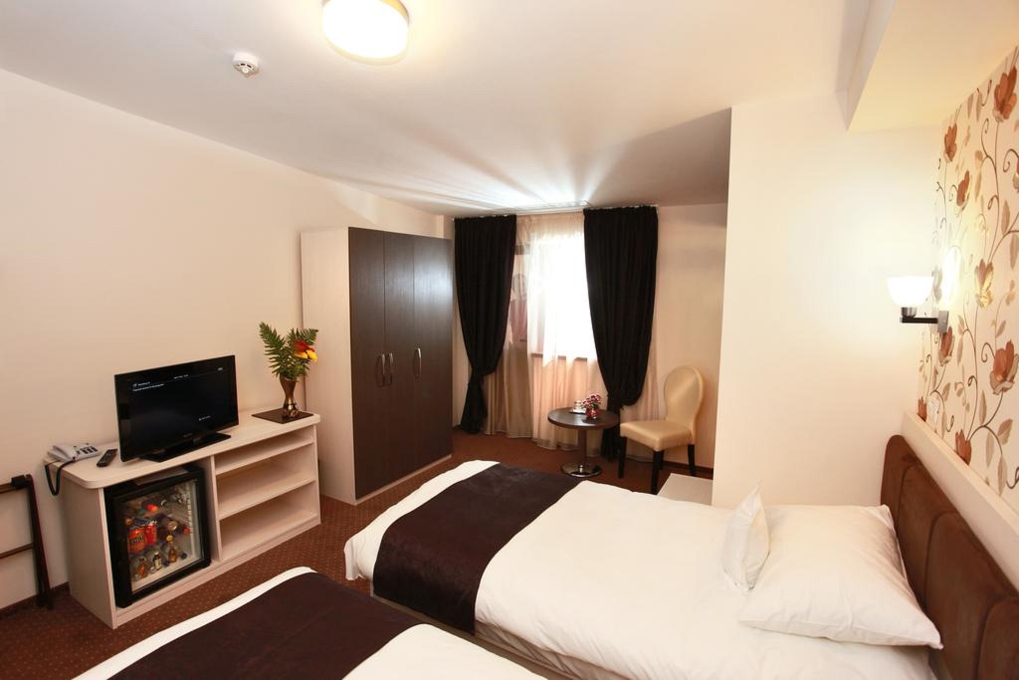غرفة سوبيريور بسرير مزدوج، West Plaza Hotel 2/2