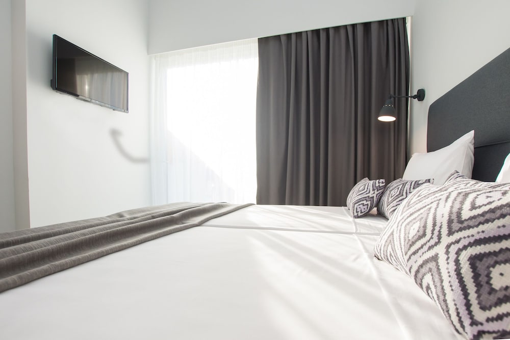 LUXURY, DOUBLE OR TWIN BED