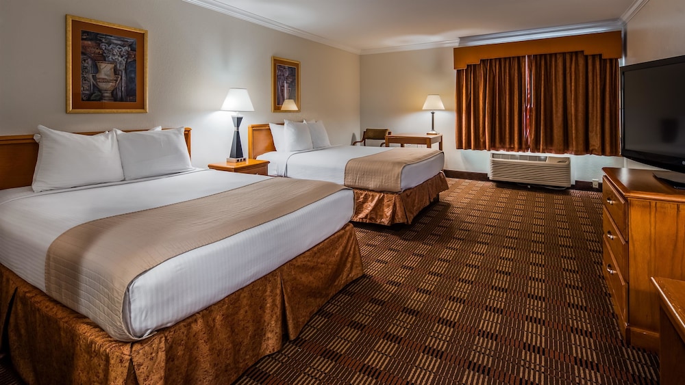 Best Western Club House Inn & Suites 11/34