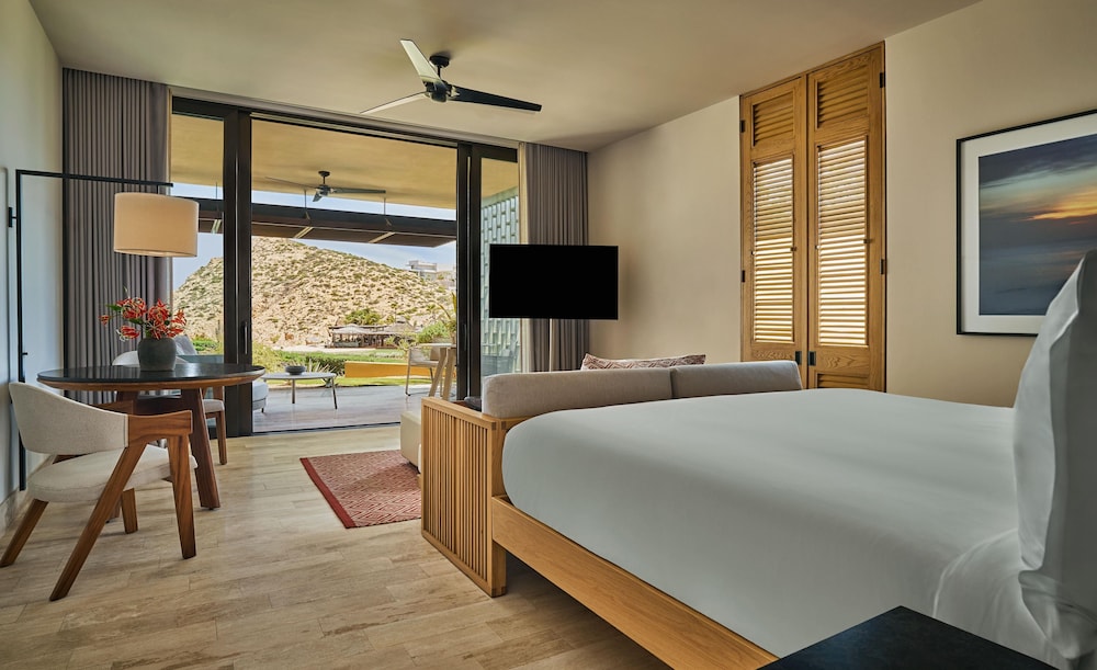Room, King Bed, Coast View, Accessible