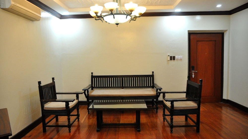 Vigan Plaza Hotel 60/71