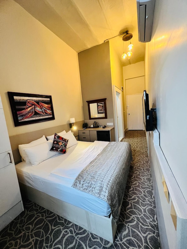 JUNIOR, QUEEN BED