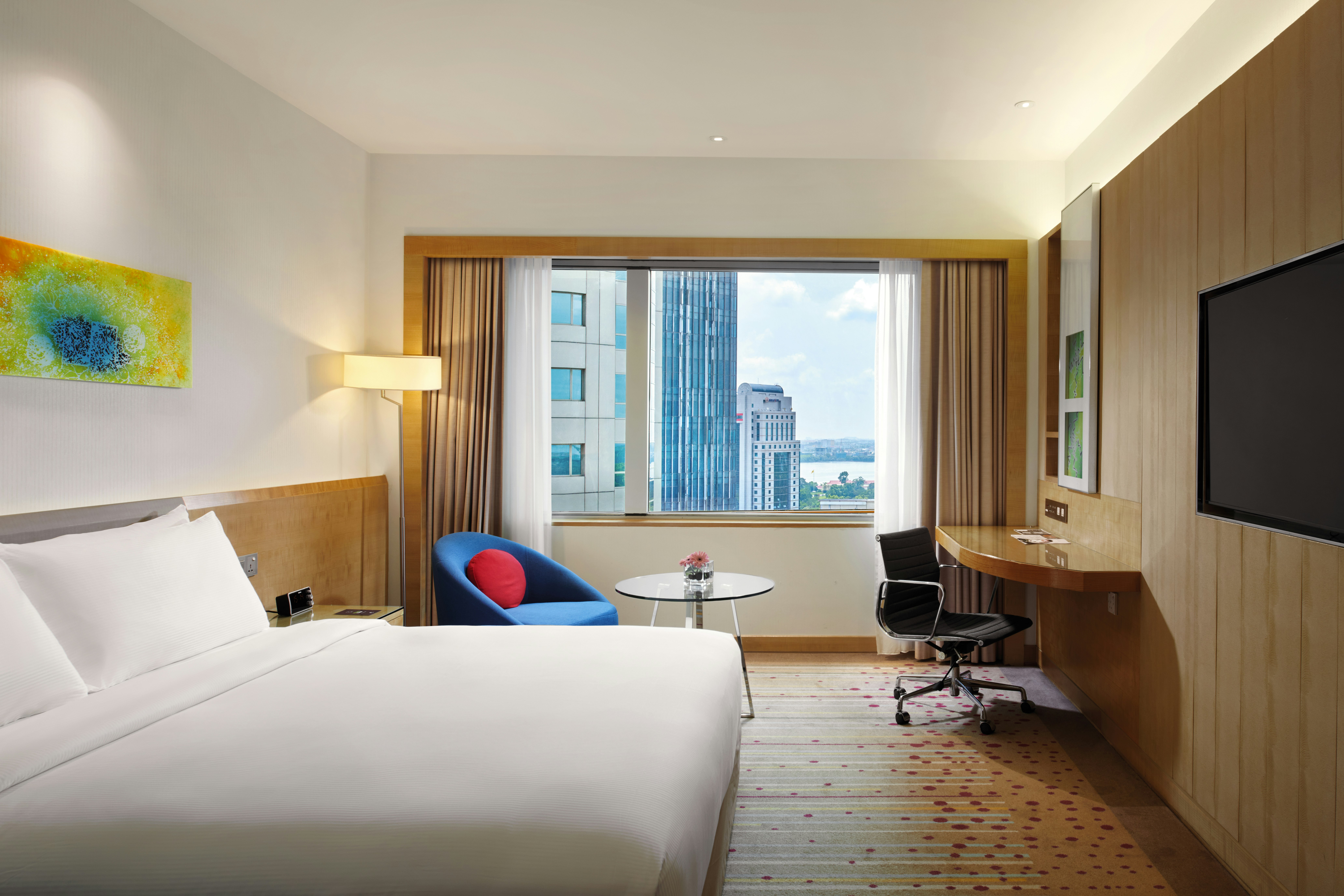 DELUXE, KING BED, HIGH FLOOR