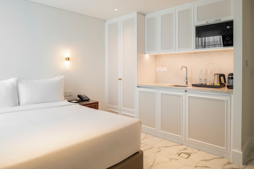 Metro, Queen Bed