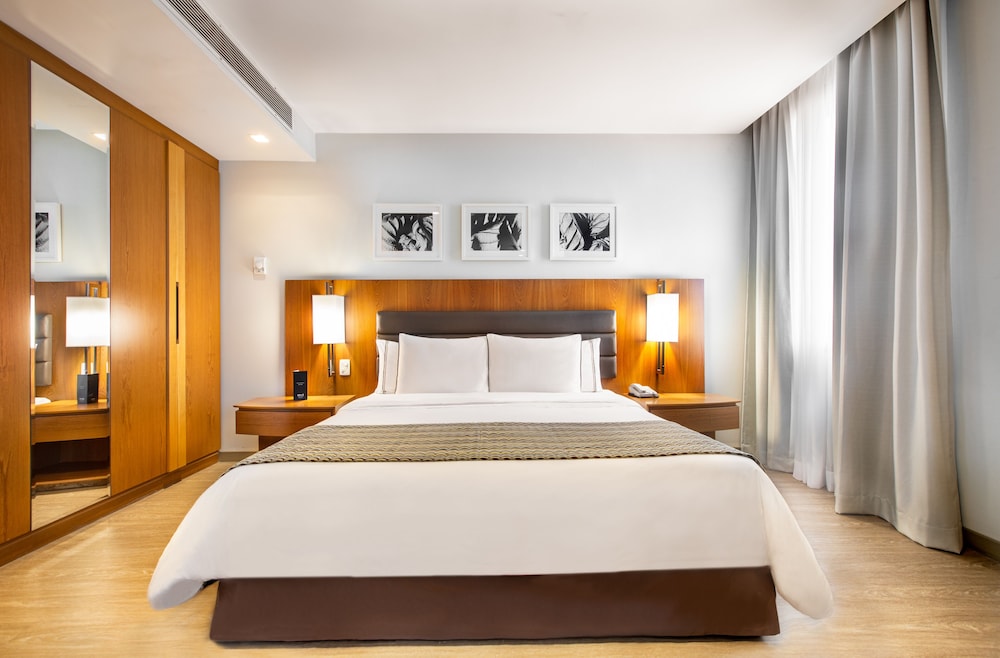 Supreme, Queen Bed