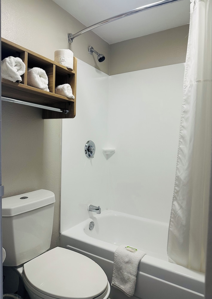 Days Inn by Wyndham Kansas City Northeast 62/65