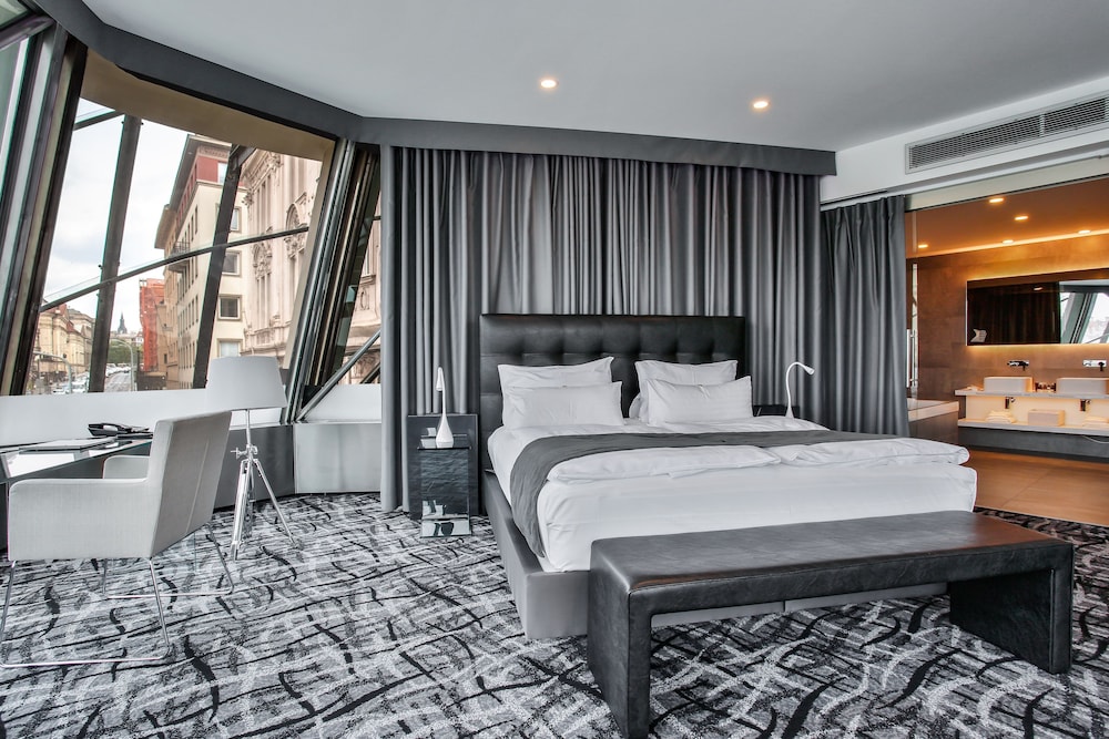 DANCING HOUSE HOTEL 18/75