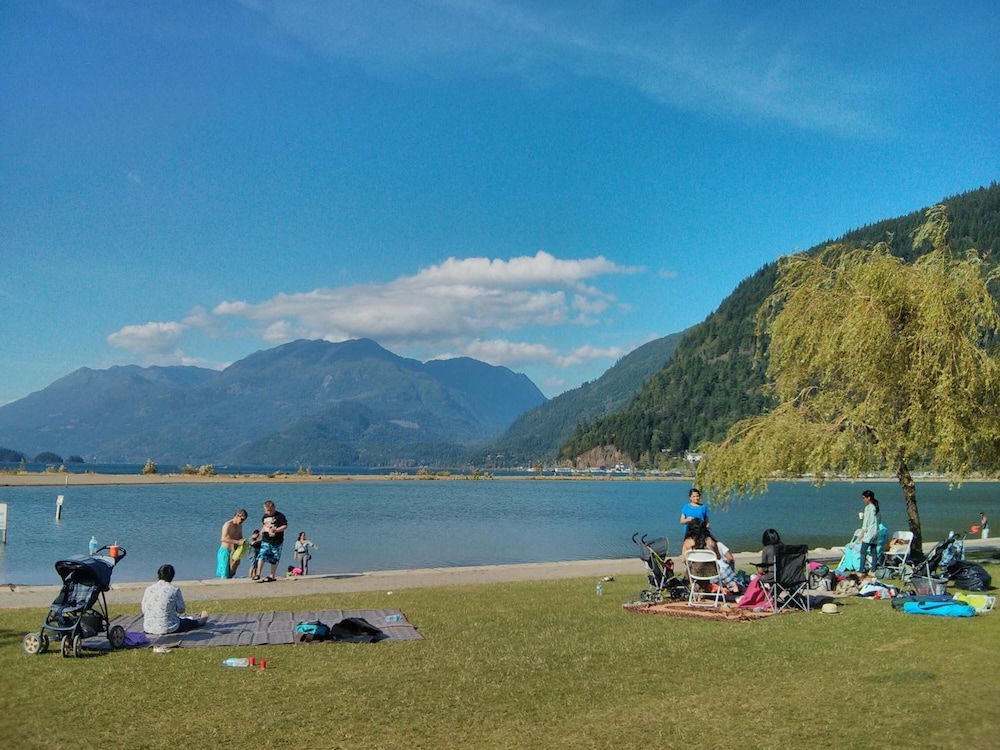 Harrison Lake Hotel 44/50