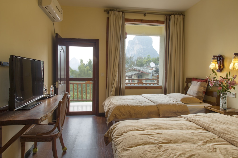 ROOM, QUADRUPLE