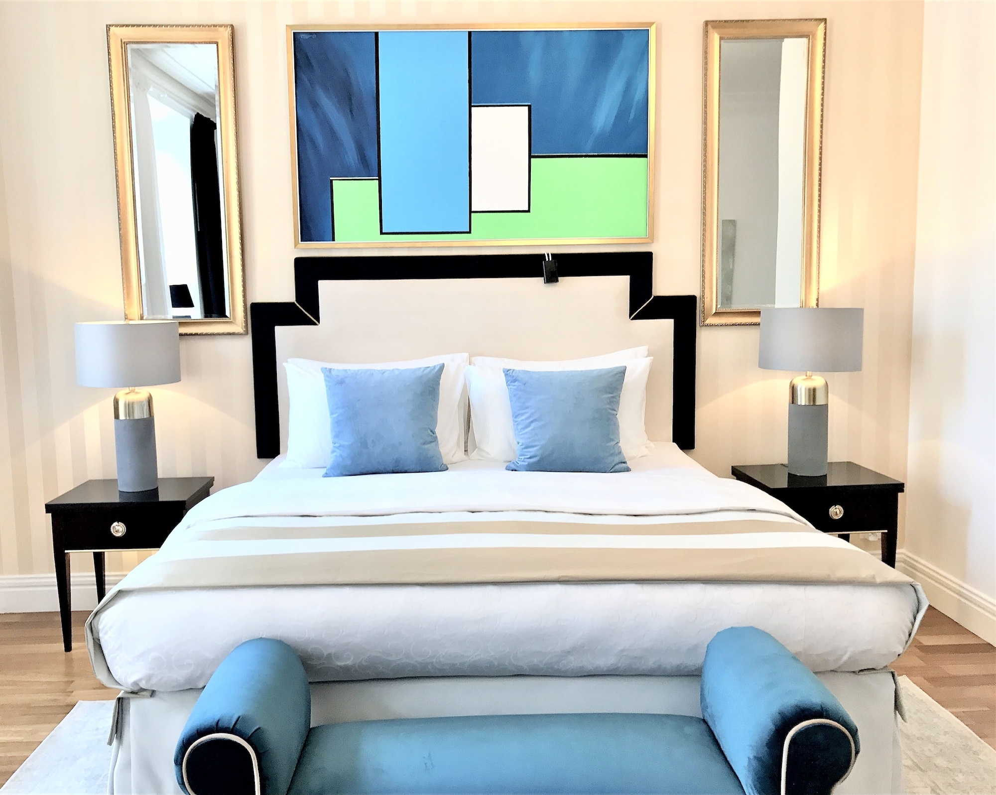 3 BEDROOMS, PRESIDENTIAL, SUITE, SQUARE VIEW, 2 BATHROOMS