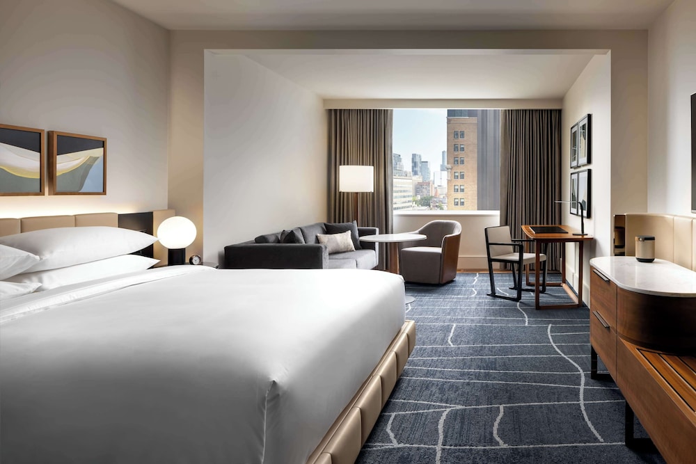 1 Bedroom, Deluxe, Suite, King Bed, High Floor, Corner