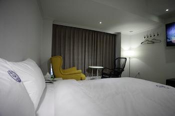 1 Bedroom, Basement, Deluxe, Twin Beds