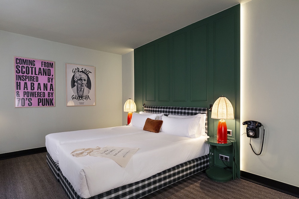 DELUXE, DOUBLE BED