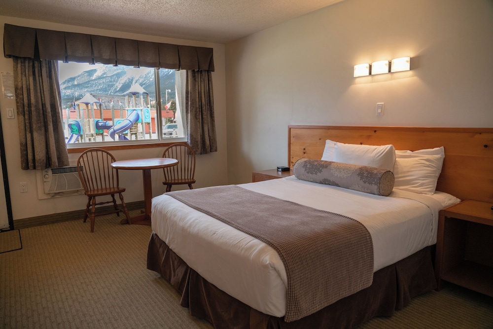 ROOM, QUEEN BED
