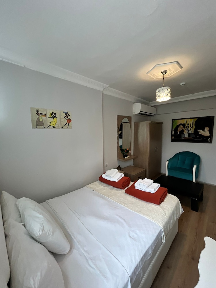 1 Bedroom, Family Suite, 1 Single and 2 Double Beds, Pool View