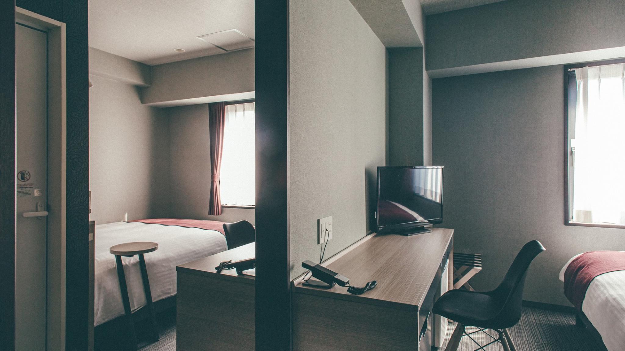 Connecting, Twin Beds