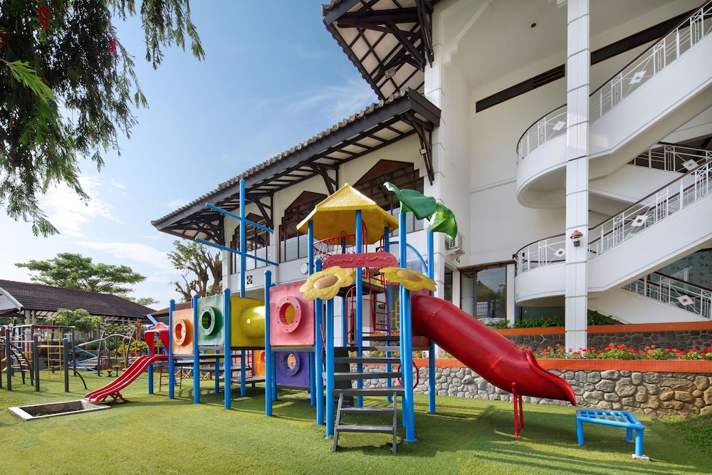 Royal Hotel and Villa Batu 55/61