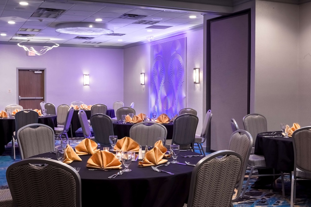 Radisson Hotel and Conference Center Coralville - Iowa City 48/61