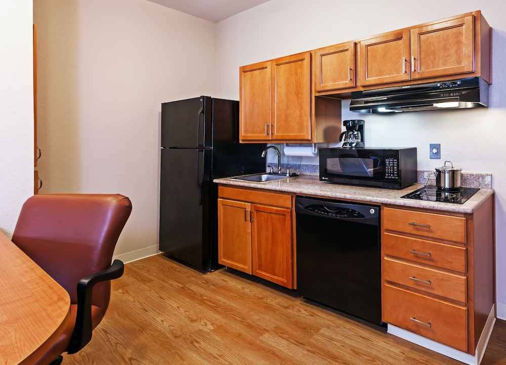 Candlewood Suites Pearland 7/37
