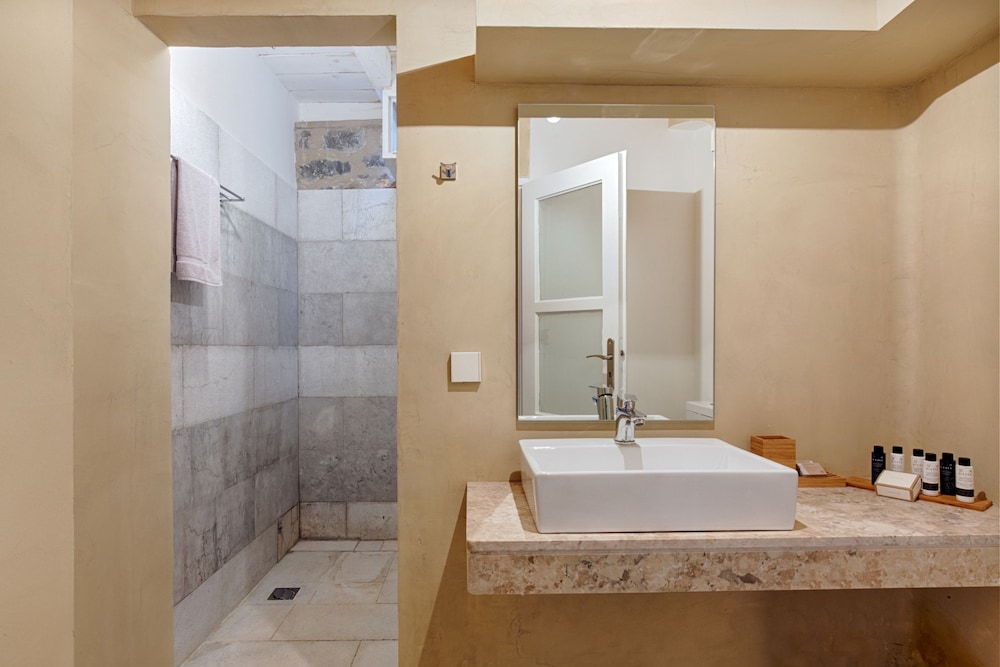 Aegila Boutique Hotel 46/50