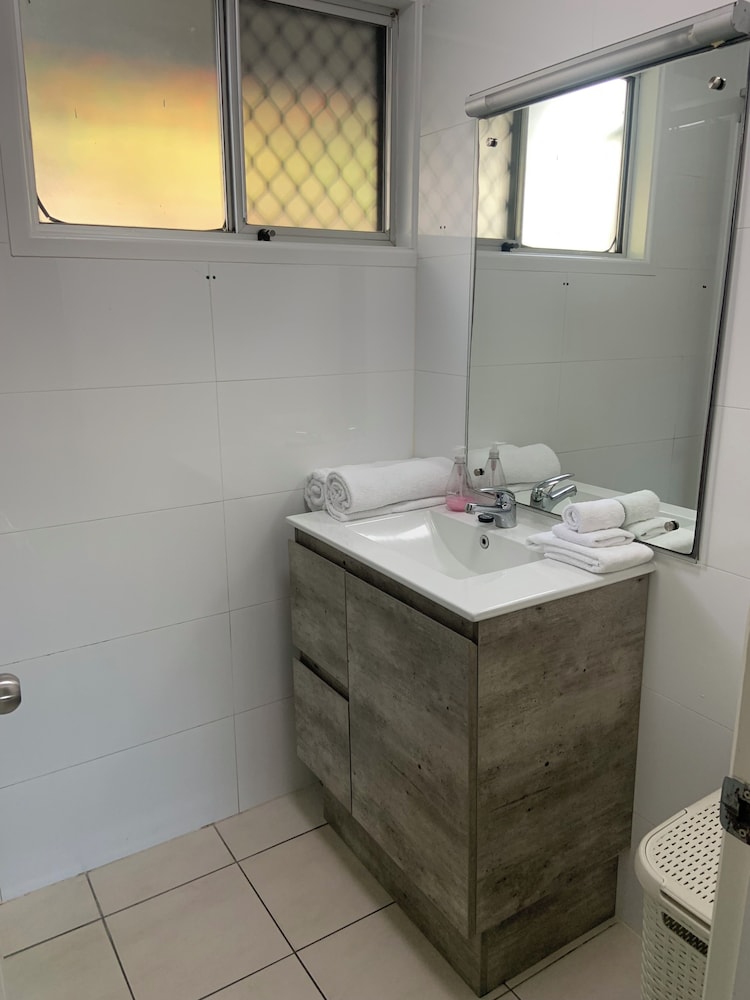 1 Bedroom, Apartment, Twin Beds, Pool View, Airlie Apartments 5/5