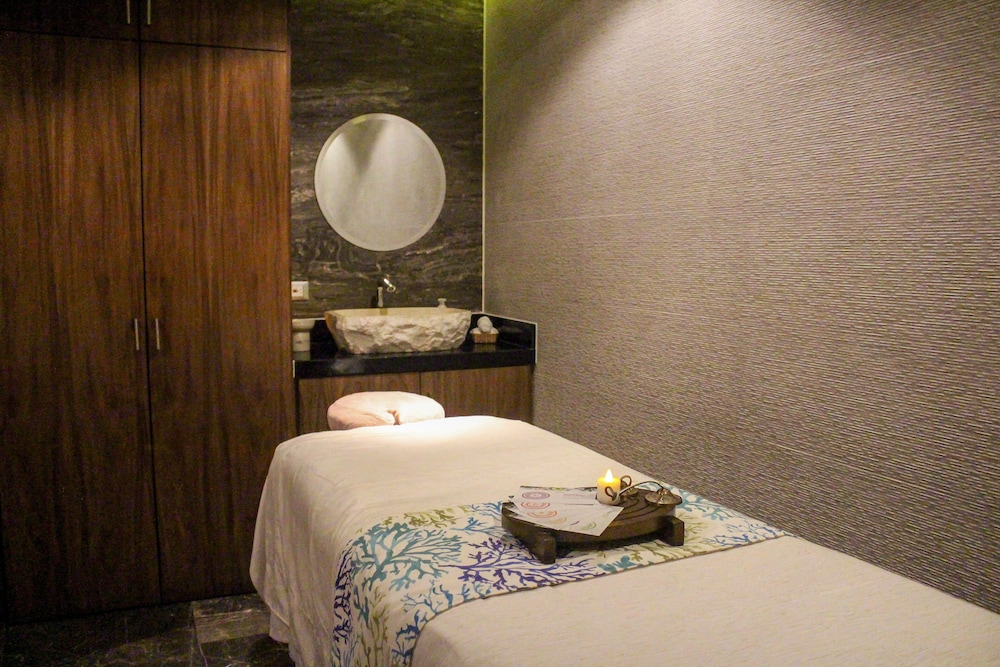 The Fives Oceanfront Puerto Morelos 35/71