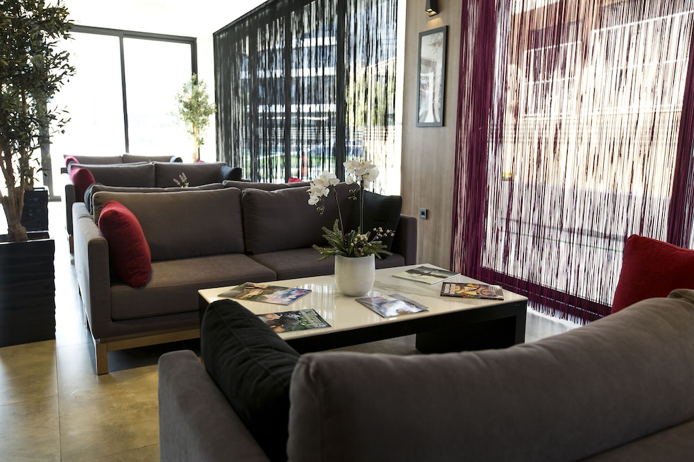 KALEVERA HOTEL 18/25