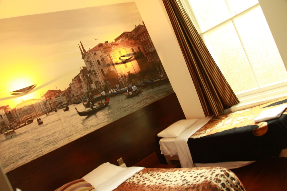 Exhibition Court Hotel 4 21/61