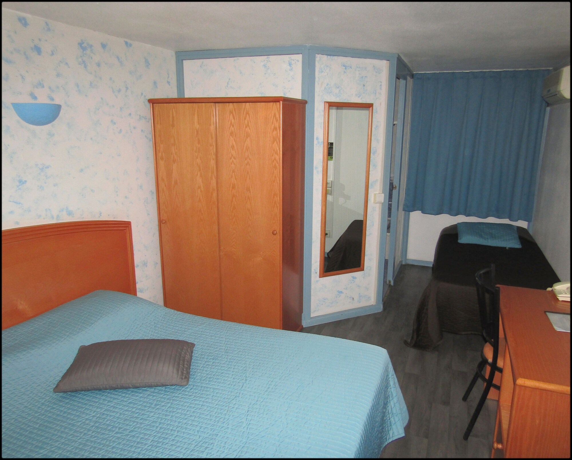 ROOM, TWIN BEDS