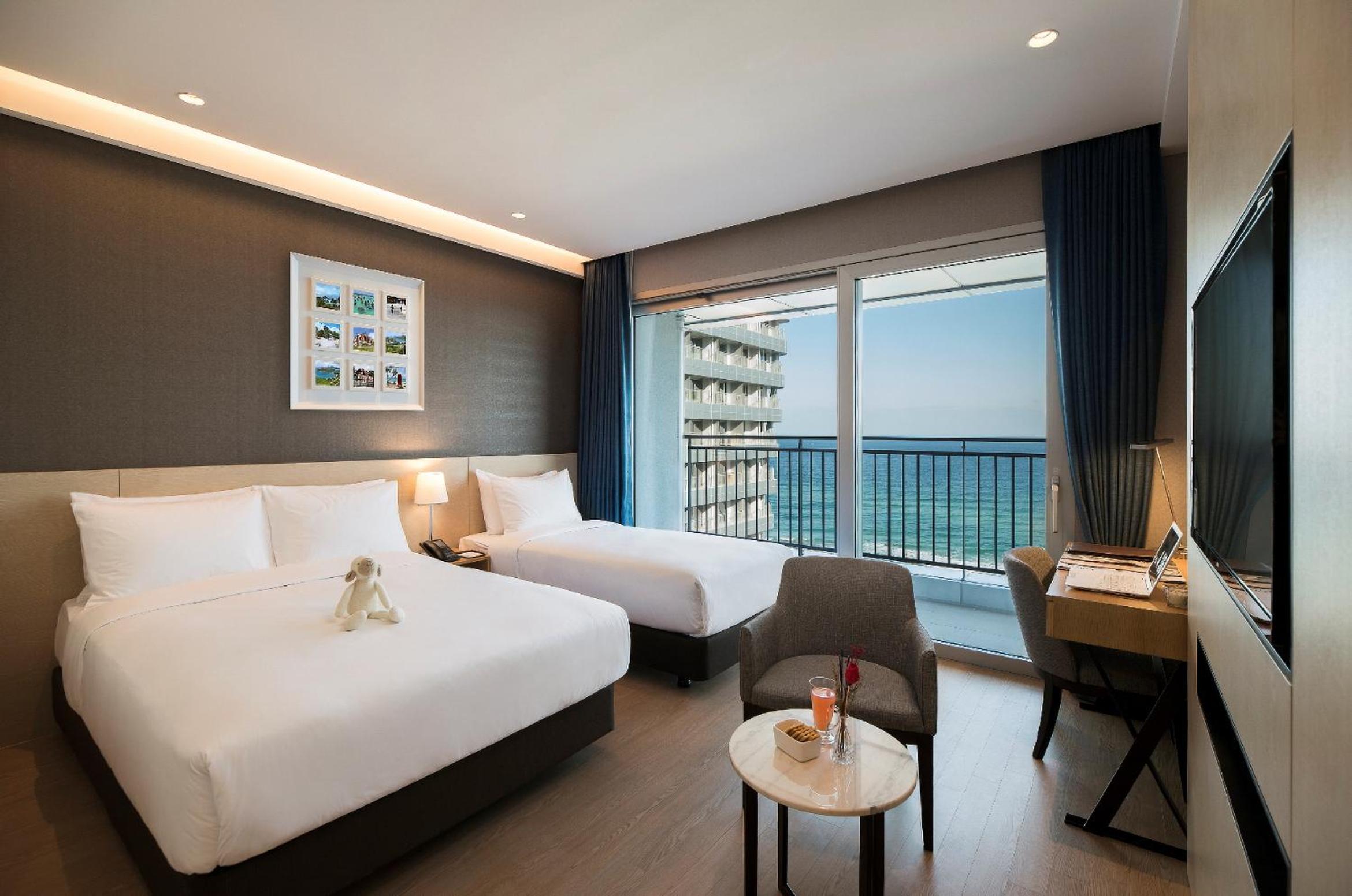 Ocean, Executive, Twin Beds