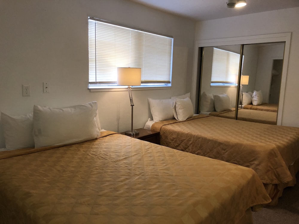 1 BEDROOM, APARTMENT, 2 QUEEN BEDS, SOFA, KITCHEN