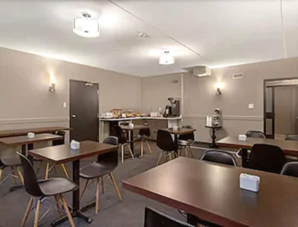 Days Inn by Wyndham Stouffville 20/28
