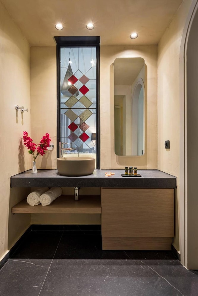 Contessa Boutique Hotel 64/65