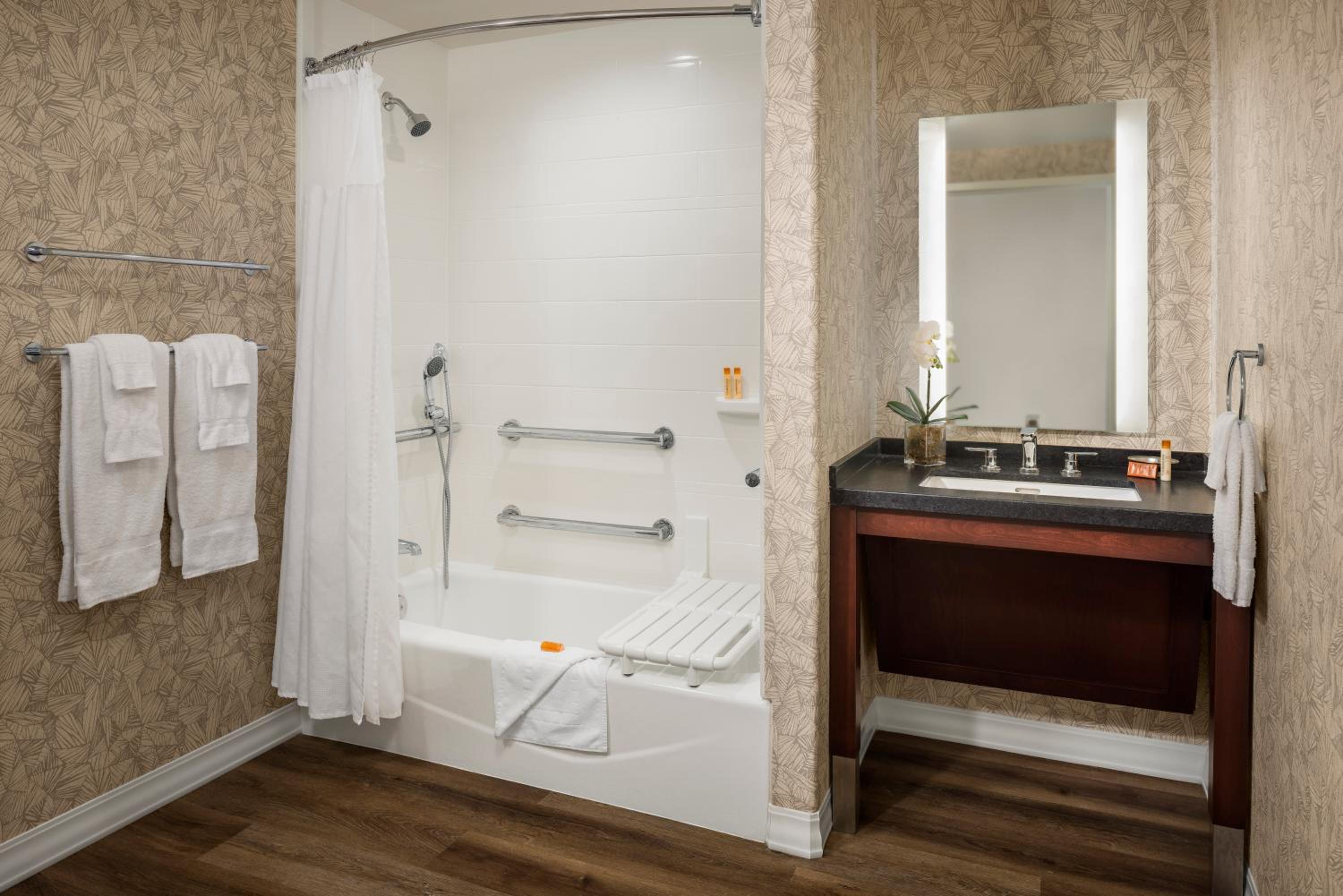 Deluxe, Suite, King Bed, Bay Front, Accessible