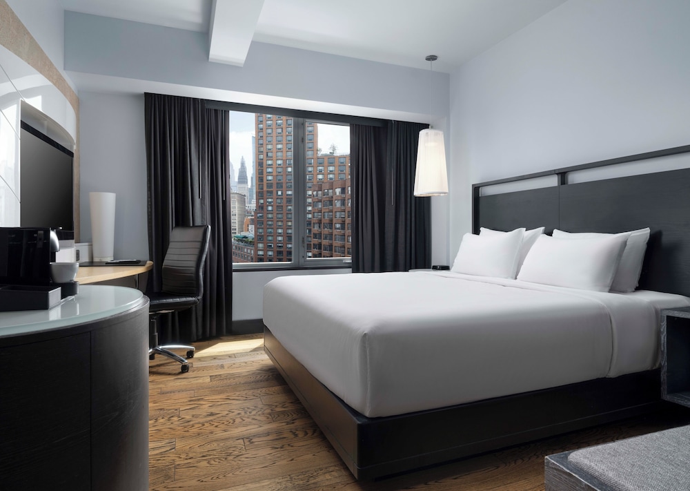 ROOM, KING BED, CITY VIEW