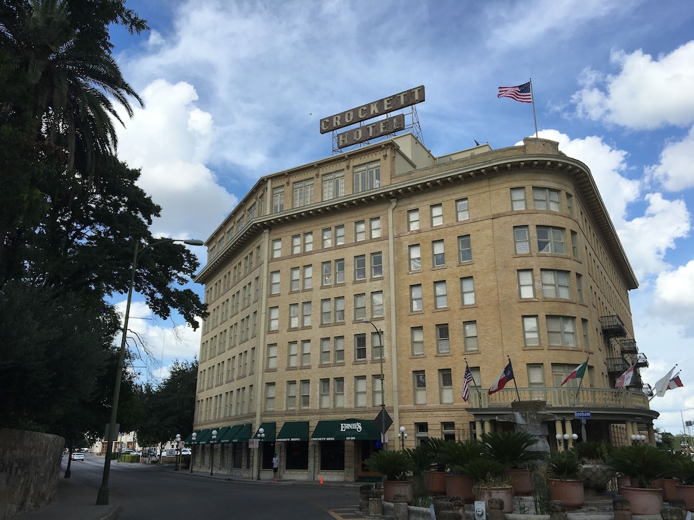 CROCKETT HOTEL 2/77