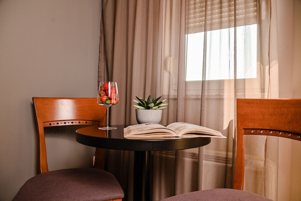 Hotel Laurus 59/82
