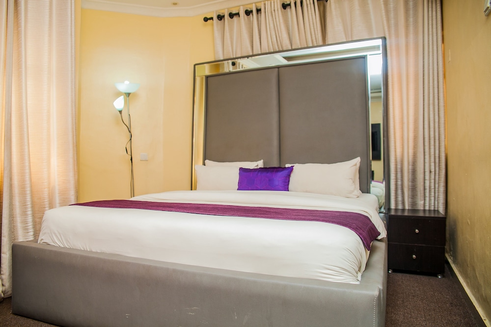 Cribville Hotel & Suites 12/41